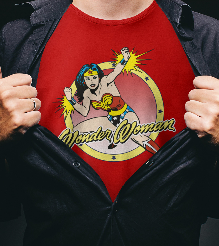 Wonder Woman Dynamic Heroic Pose Comic T-Shirt
