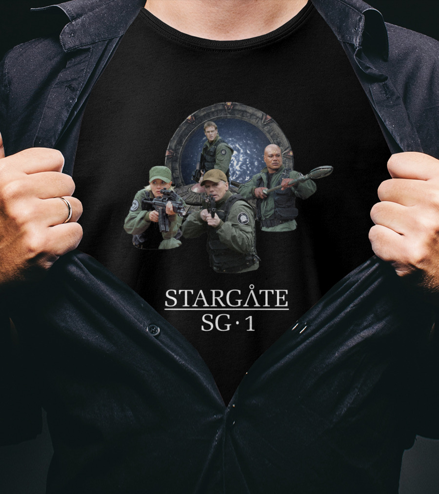 STARGATE SG-1 Team In Front Of Stargate Portal T-Shirt