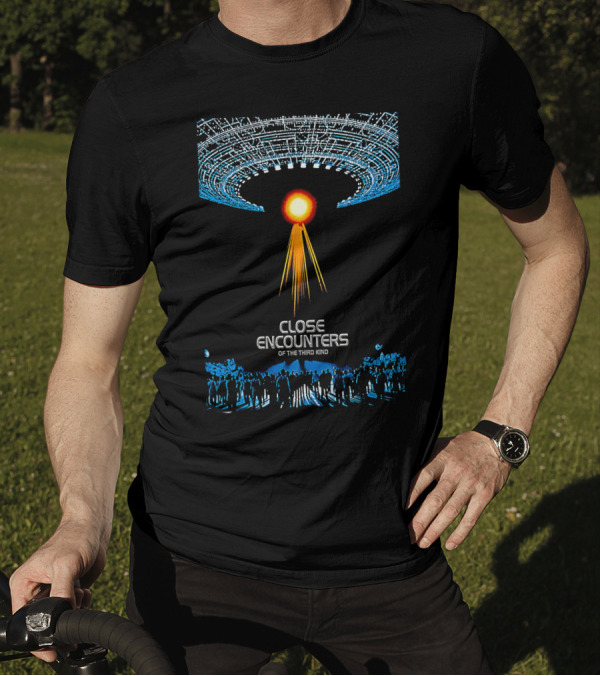 Close Encounters Of The Third Kind UFO Beam With Silhouetted Crowd T-Shirt