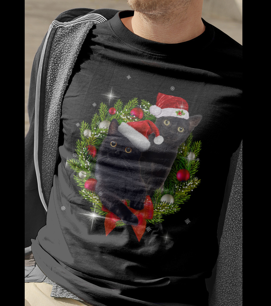 Christmas Cats With Santa Hats In Holiday Wreath T-Shirt
