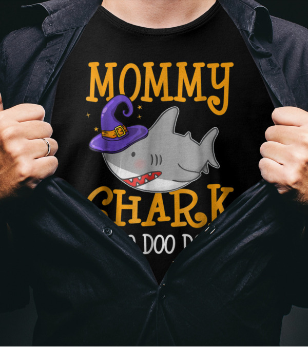 Mommy Shark Doo Doo Doo Halloween Style With Witch Hat T-Shirt