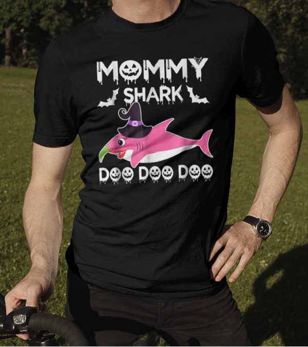 Mommy Shark Doo Doo Doo Halloween Witch With Bats And Pumpkin Faces T-Shirt