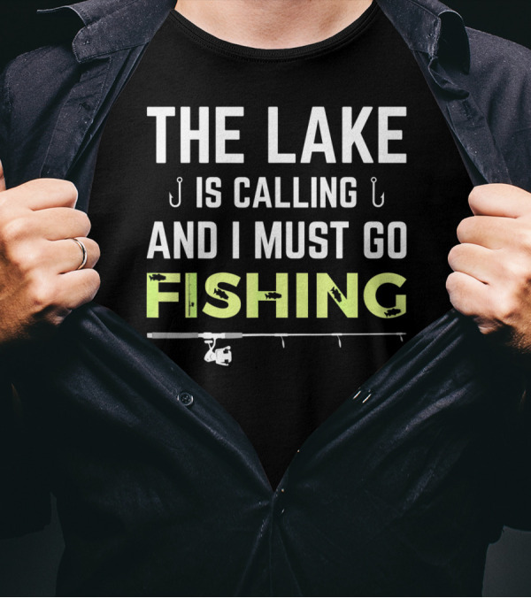 THE LAKE IS CALLING AND I MUST GO FISHING ROD HOOKS T-Shirt