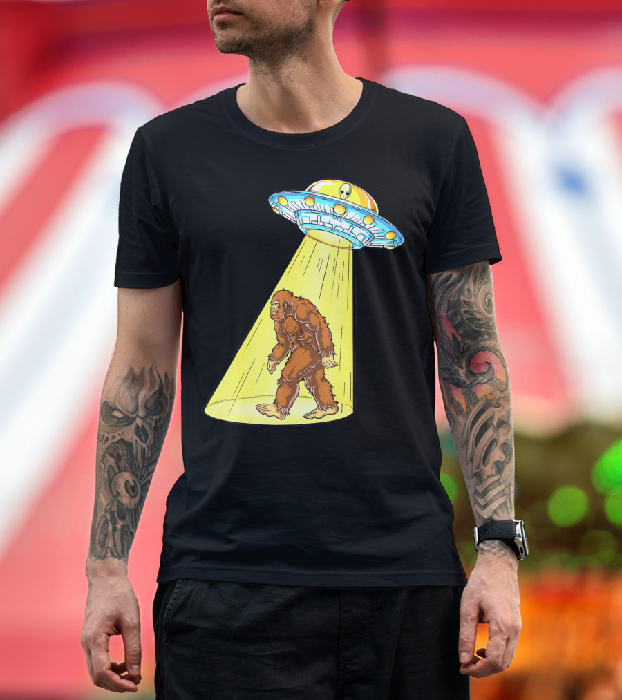 Bigfoot Sasquatch UFO Abduction Alien Flying Saucer T-Shirt