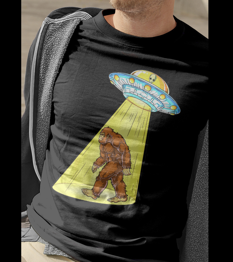 Bigfoot Sasquatch UFO Abduction Alien Flying Saucer T-Shirt