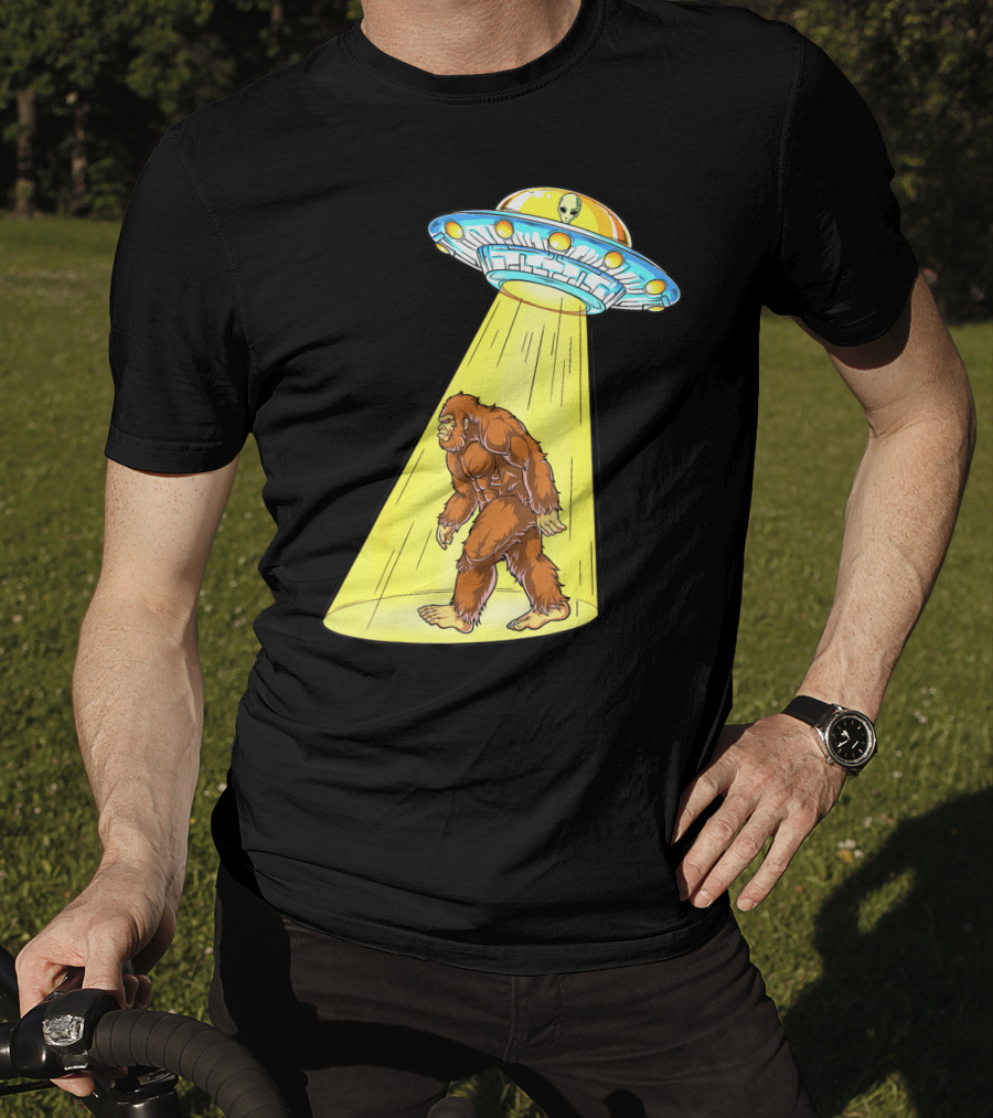 Bigfoot Sasquatch UFO Abduction Alien Flying Saucer T-Shirt