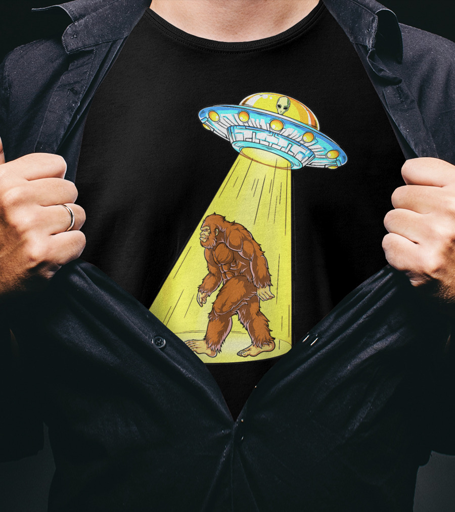 Bigfoot Sasquatch UFO Abduction Alien Flying Saucer T-Shirt