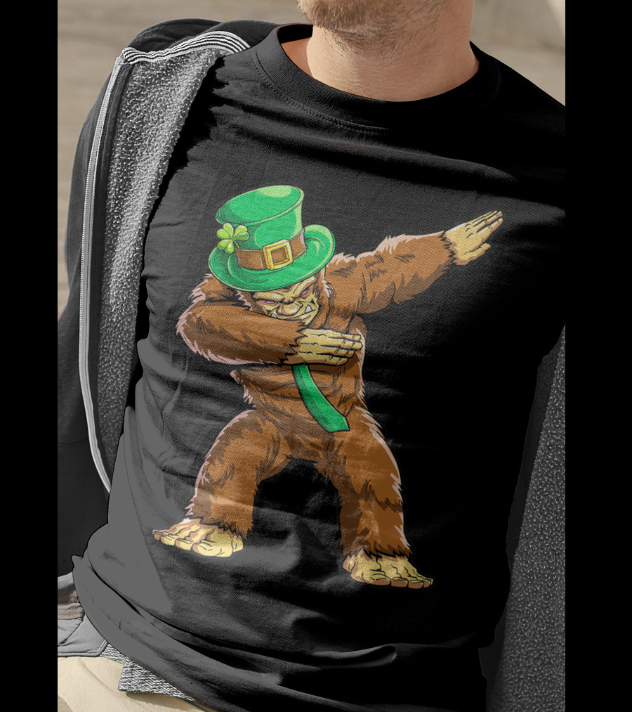 Dabbing Bigfoot St Patricks Day Leprechaun Hat T-Shirt