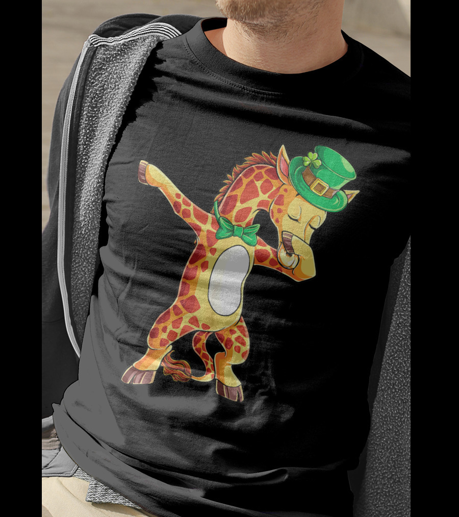 Dabbing Giraffe St Patricks Day Leprechaun Hat Green Bowtie T-Shirt