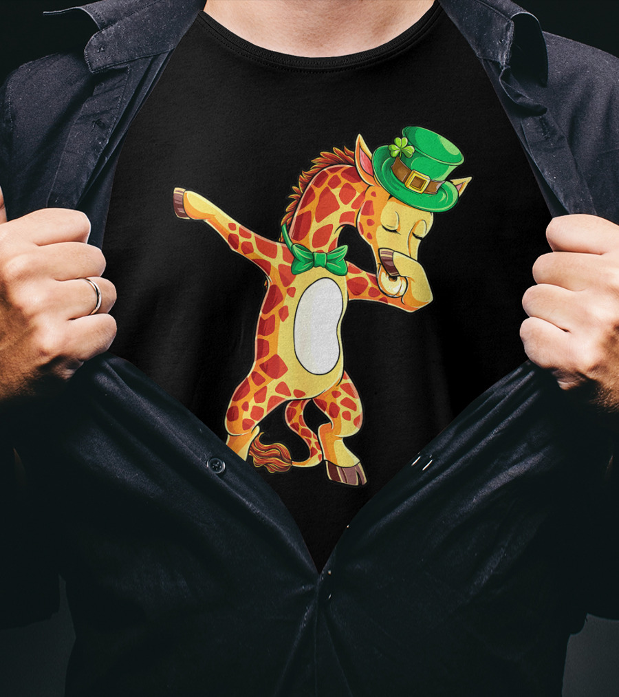 Dabbing Giraffe St Patricks Day Leprechaun Hat Green Bowtie T-Shirt