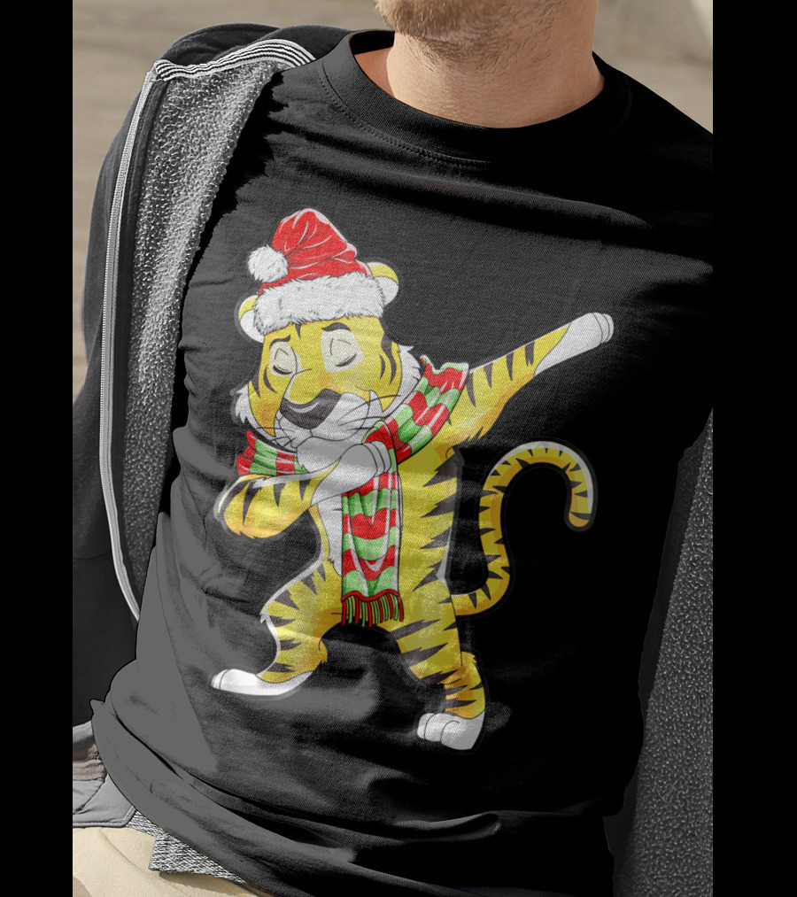 Dabbing Tiger Santa In Santa Hat And Festive Scarf T-Shirt