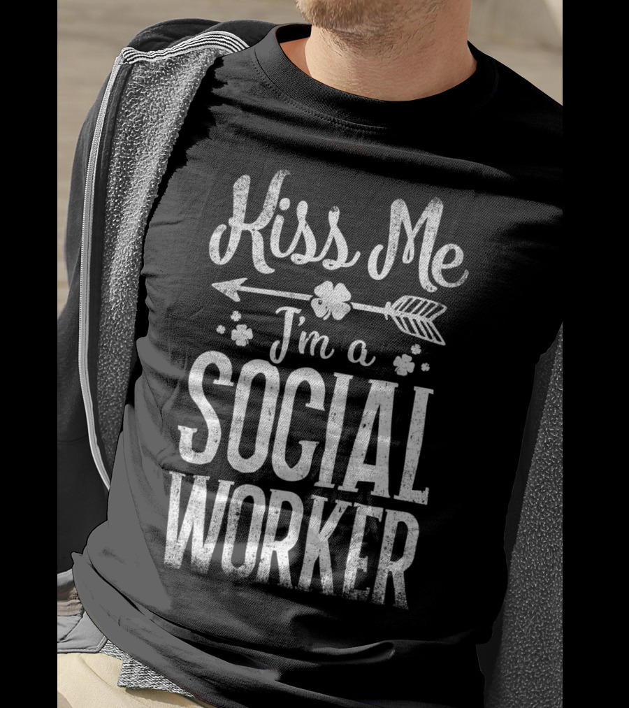Kiss Me I'm A Social Worker Arrow And Shamrocks T-Shirt