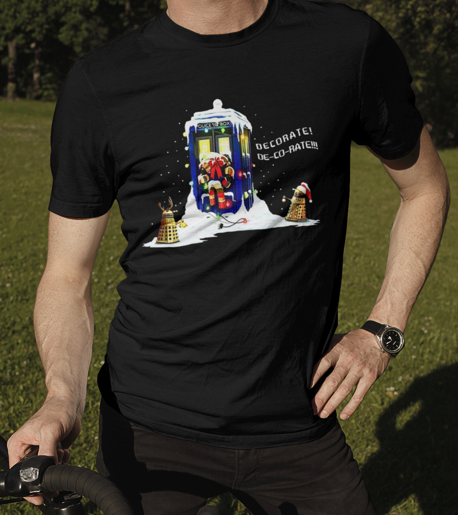 Doctor Who TARDIS Daleks Decorate Christmas Scene T-Shirt