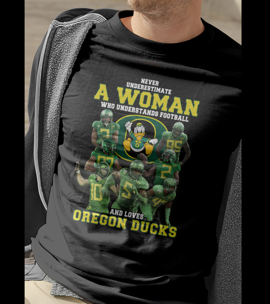 Never Underestimate A Woman Who Understands Football And Loves Oregon Ducks T-Shirt