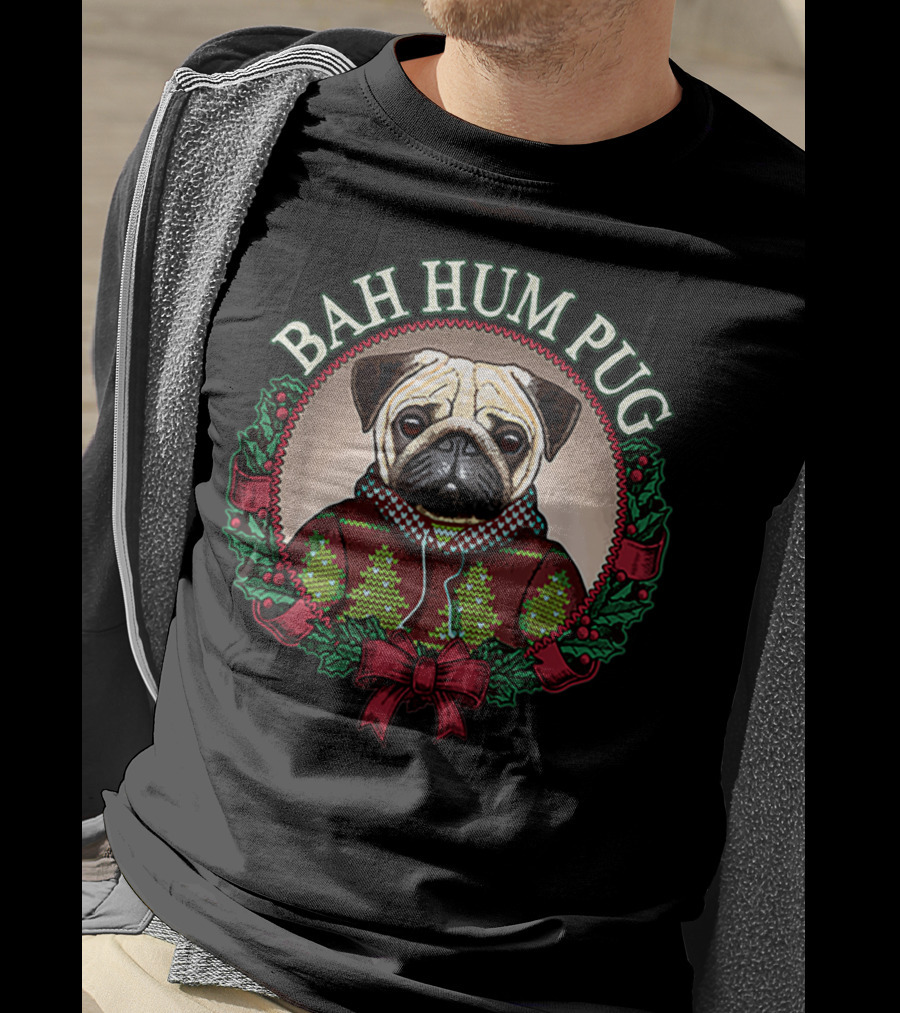 Bah Hum Pug Christmas Pun With Pug In Festive Wreath T-Shirt