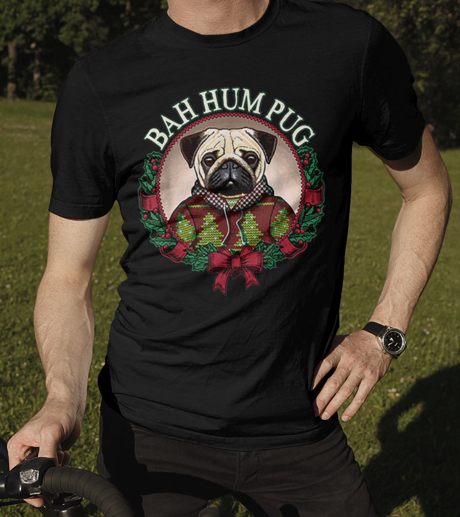 Bah Hum Pug Christmas Pun With Pug In Festive Wreath T-Shirt