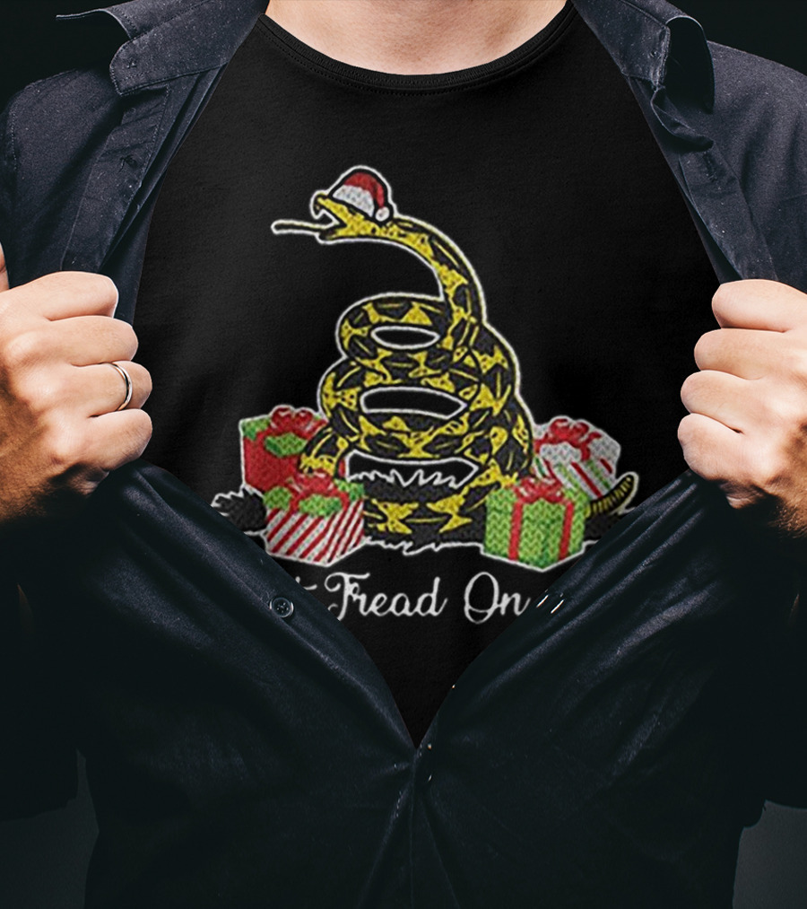 Dont Fread On Me Santa Hat Snake With Christmas Gifts T-Shirt