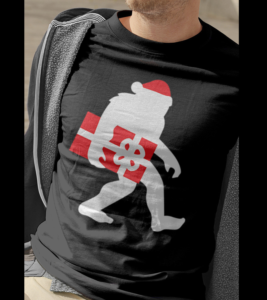 Nice Bigfoot Carrying Christmas Gift In Santa Hat T-Shirt