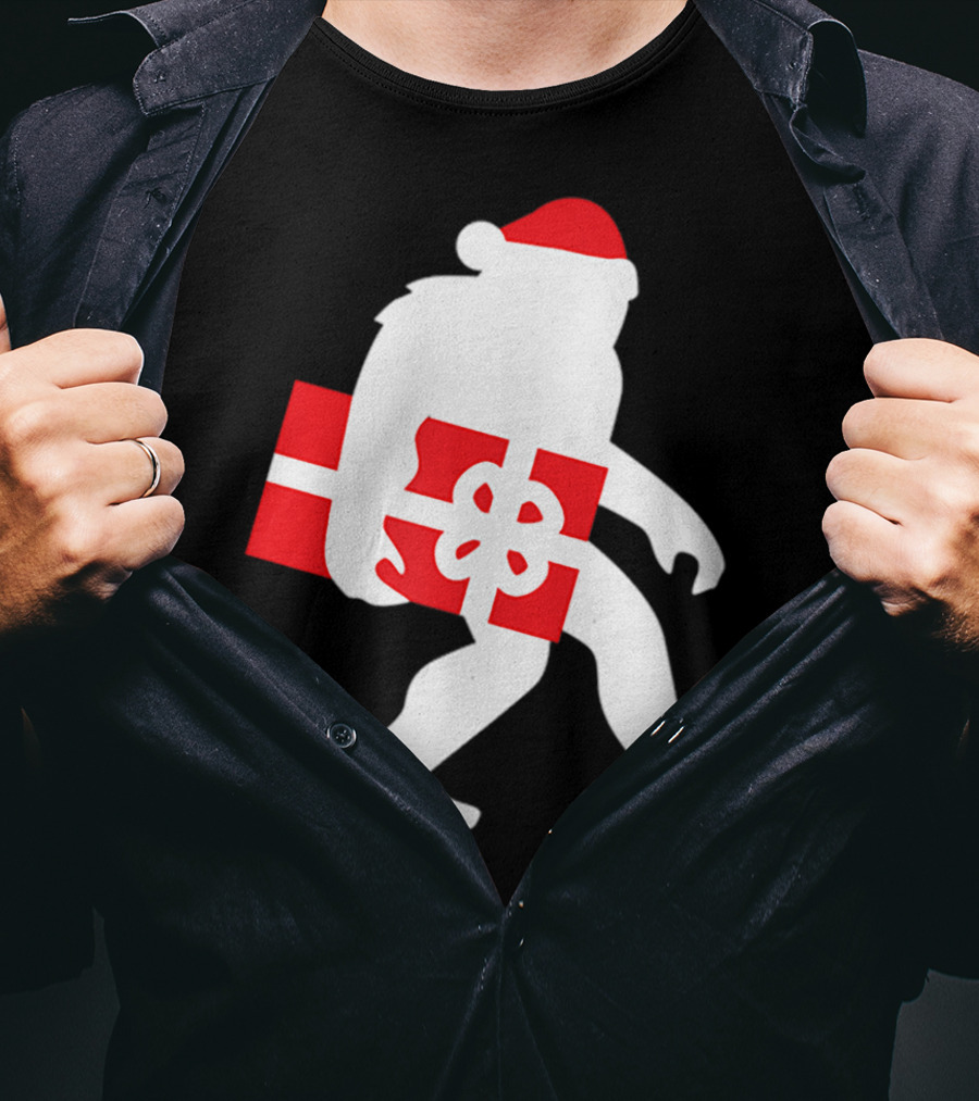 Nice Bigfoot Carrying Christmas Gift In Santa Hat T-Shirt