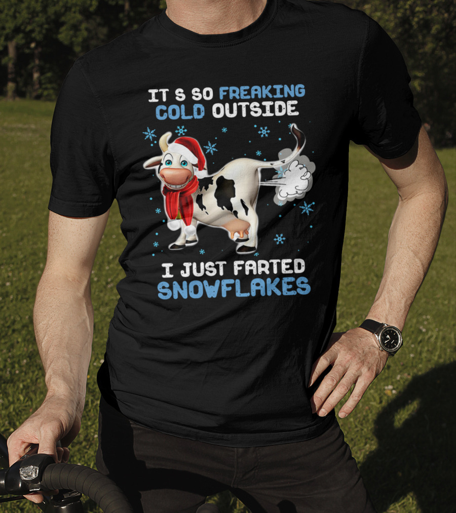 Cow It's So Freaking Cold Outside I Just Farted Snowflakes Santa Hat Scarf Snowflakes T-Shirt