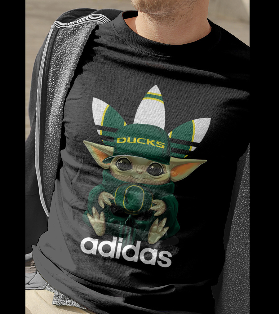 Oregon Ducks Baby Yoda With Green Hat And Oregon T-Shirt