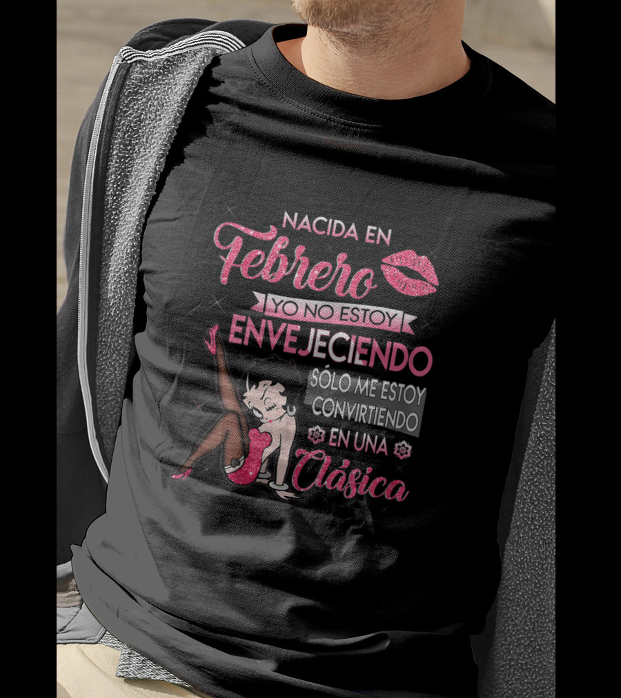 Nacida En Febrero Clásica Yo No Estoy Envejeciendo Solo Me Estoy Convirtiendo T-Shirt