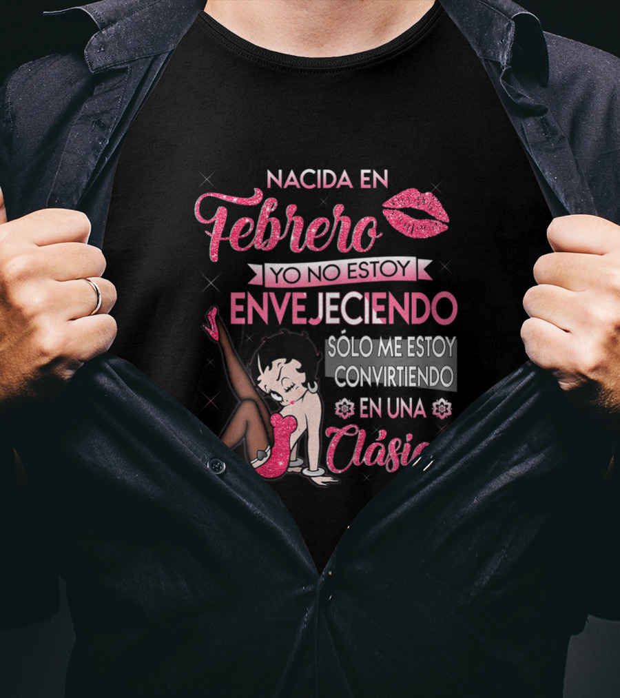Nacida En Febrero Clásica Yo No Estoy Envejeciendo Solo Me Estoy Convirtiendo T-Shirt