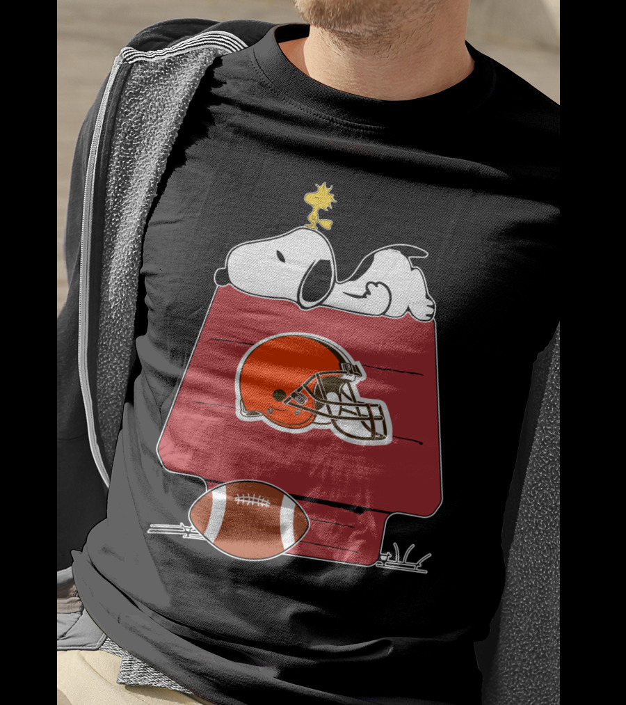 Snoopy And Woodstock On Doghouse With Cleveland Browns Helmet And Football T-Shirt