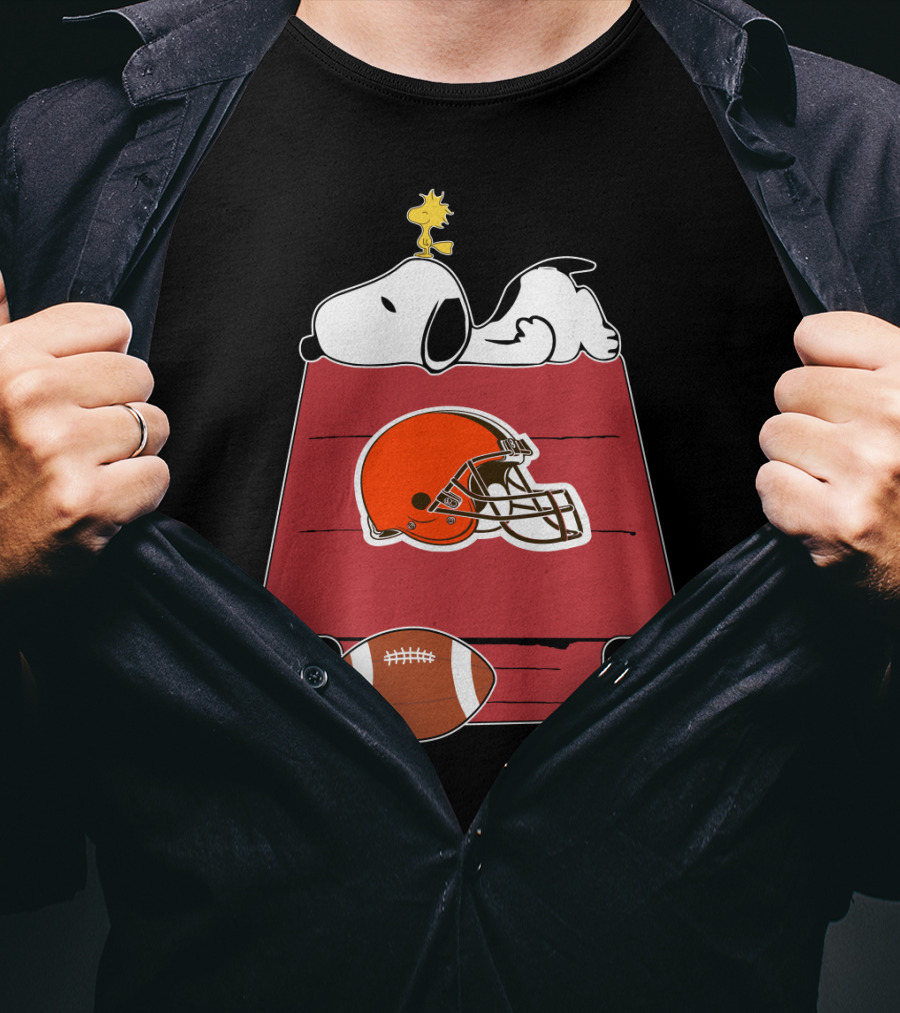 Snoopy And Woodstock On Doghouse With Cleveland Browns Helmet And Football T-Shirt
