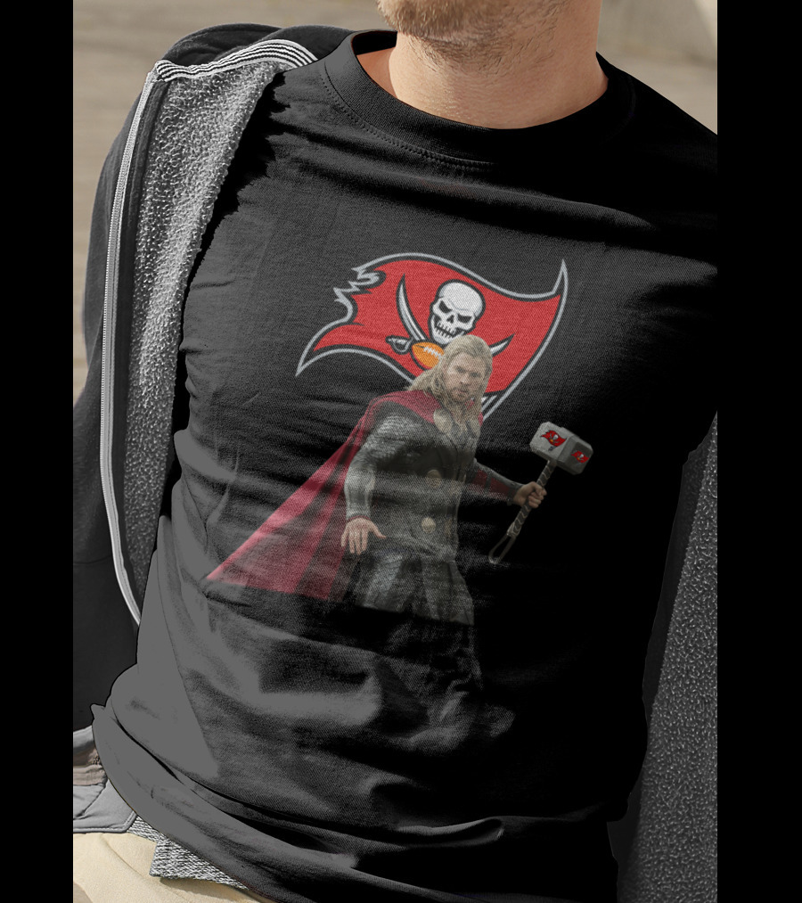 Tampa Bay Buccaneers Thor With Hammer And Skull Flag T-Shirt