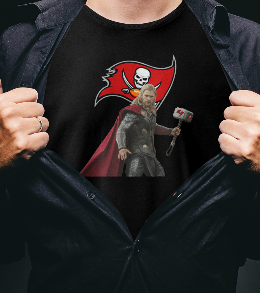 Tampa Bay Buccaneers Thor With Hammer And Skull Flag T-Shirt