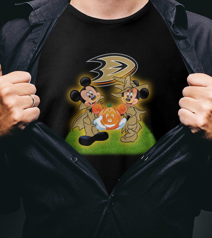 Anaheim Ducks Halloween With Mickey And Minnie Holding Pumpkin T-Shirt