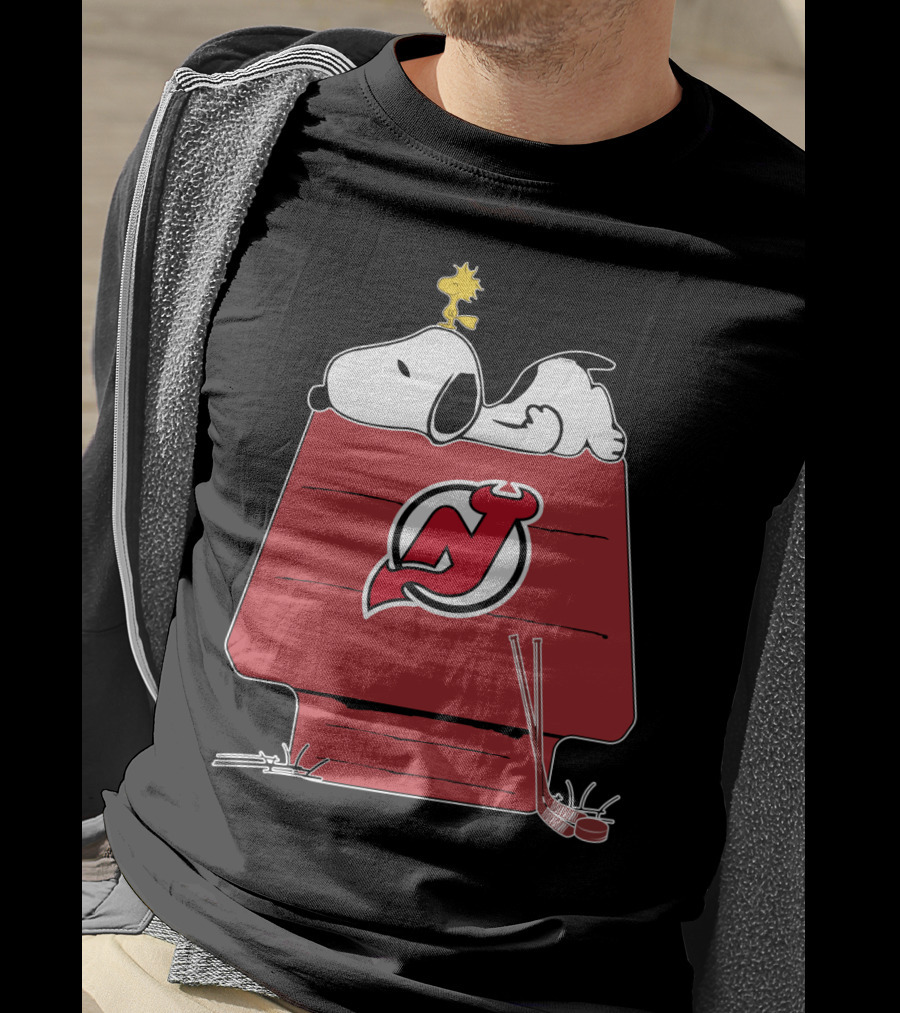 New Jersey Devils Snoopy And Woodstock On Doghouse With Hockey Sticks T-Shirt