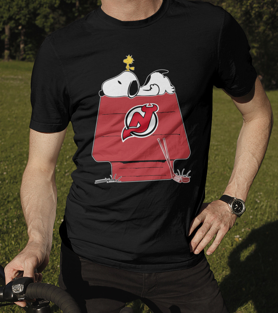 New Jersey Devils Snoopy And Woodstock On Doghouse With Hockey Sticks T-Shirt