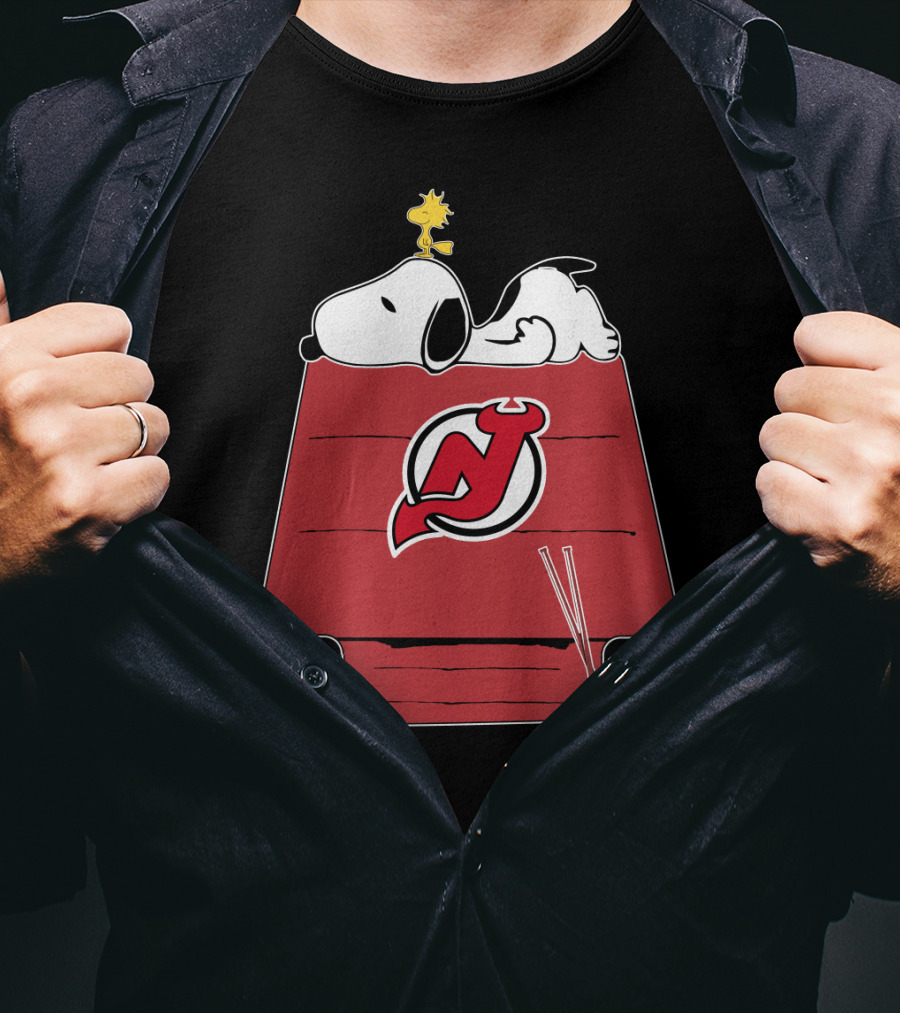 New Jersey Devils Snoopy And Woodstock On Doghouse With Hockey Sticks T-Shirt