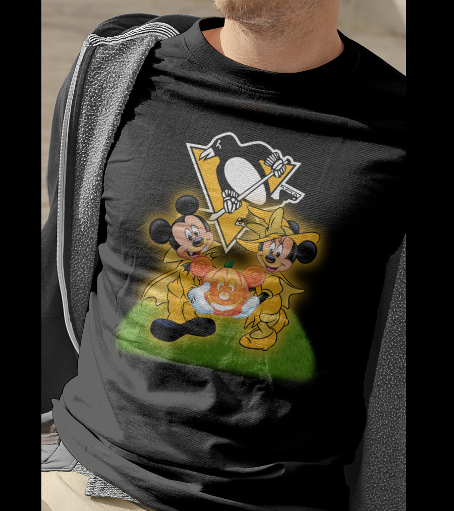 Pittsburgh Penguins Halloween Mickey And Minnie Holding Pumpkin T-Shirt