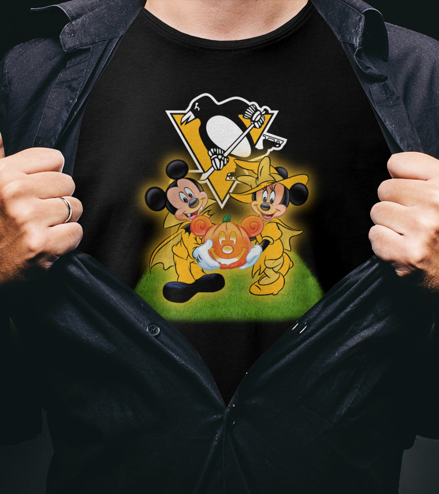 Pittsburgh Penguins Halloween Mickey And Minnie Holding Pumpkin T-Shirt