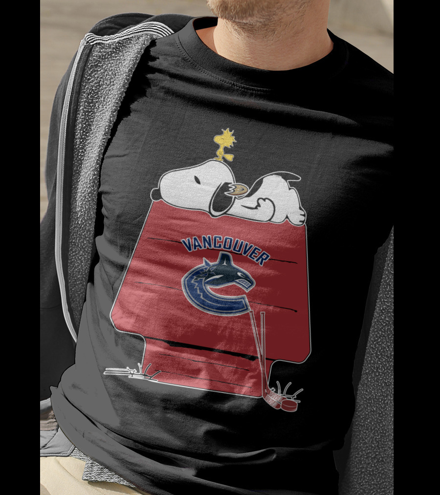 Vancouver Canucks Snoopy Woodstock Hockey Doghouse T-Shirt
