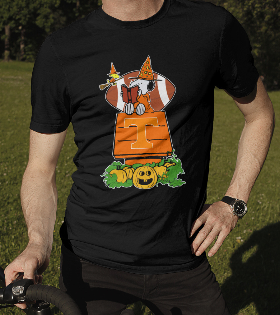 Halloween Tennessee Volunteers Football Peanuts Woodstock Snoopy Pumpkin T-Shirt