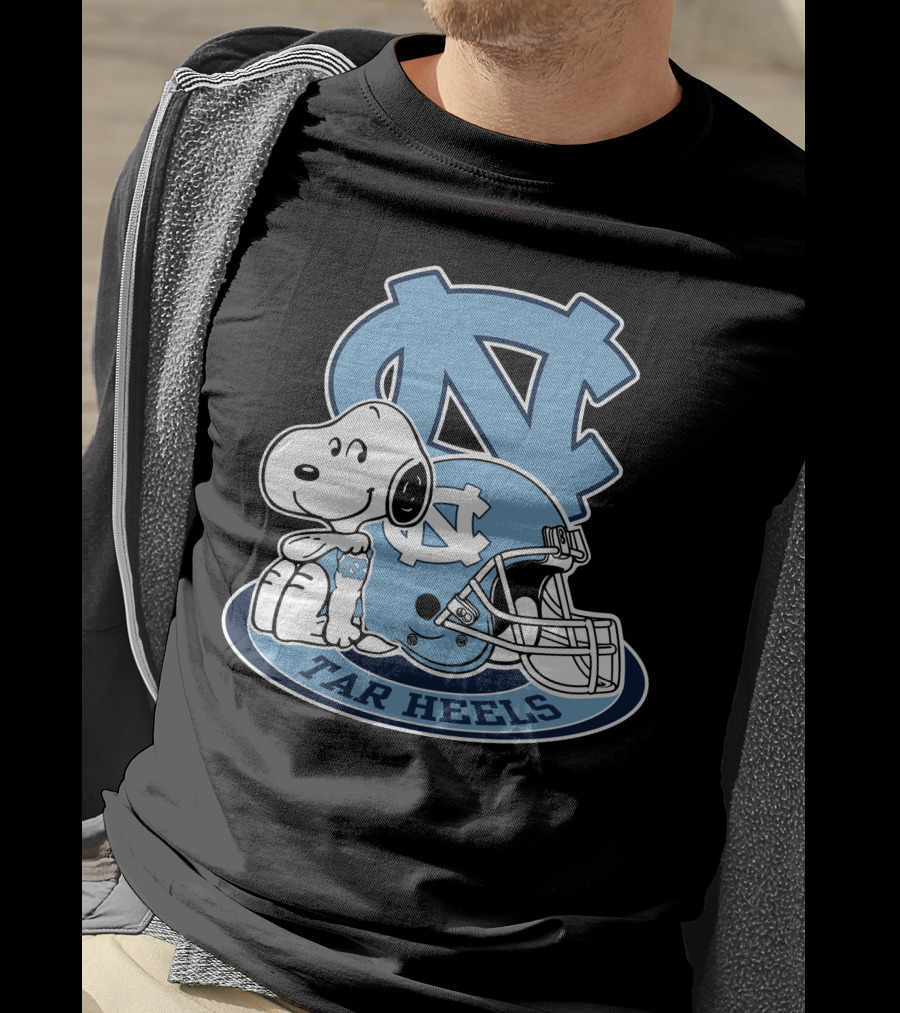 North Carolina Tar Heels Snoopy Football Helmet T-Shirt