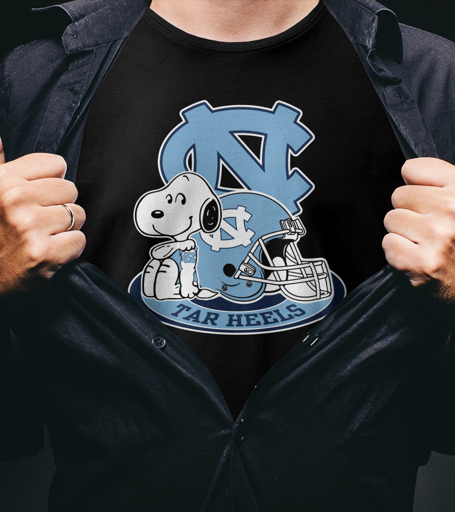 North Carolina Tar Heels Snoopy Football Helmet T-Shirt
