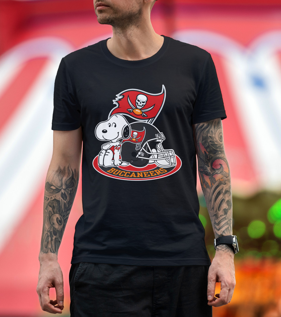 Tampa Bay Buccaneers Snoopy Helmet And Flag T-Shirt