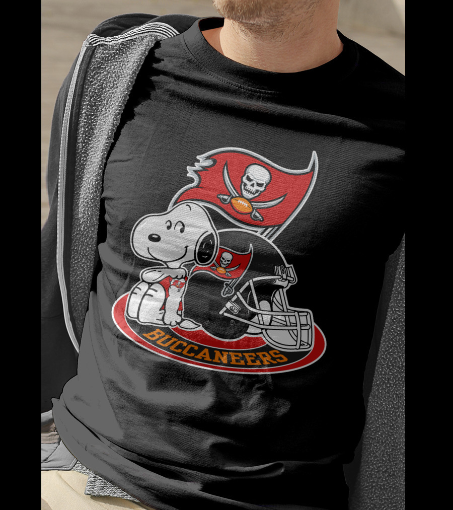 Tampa Bay Buccaneers Snoopy Helmet And Flag T-Shirt