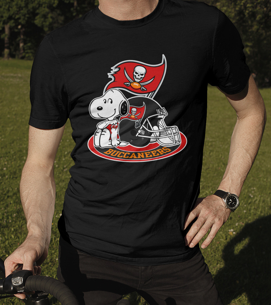 Tampa Bay Buccaneers Snoopy Helmet And Flag T-Shirt