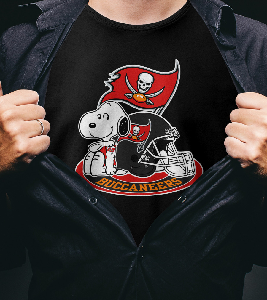 Tampa Bay Buccaneers Snoopy Helmet And Flag T-Shirt