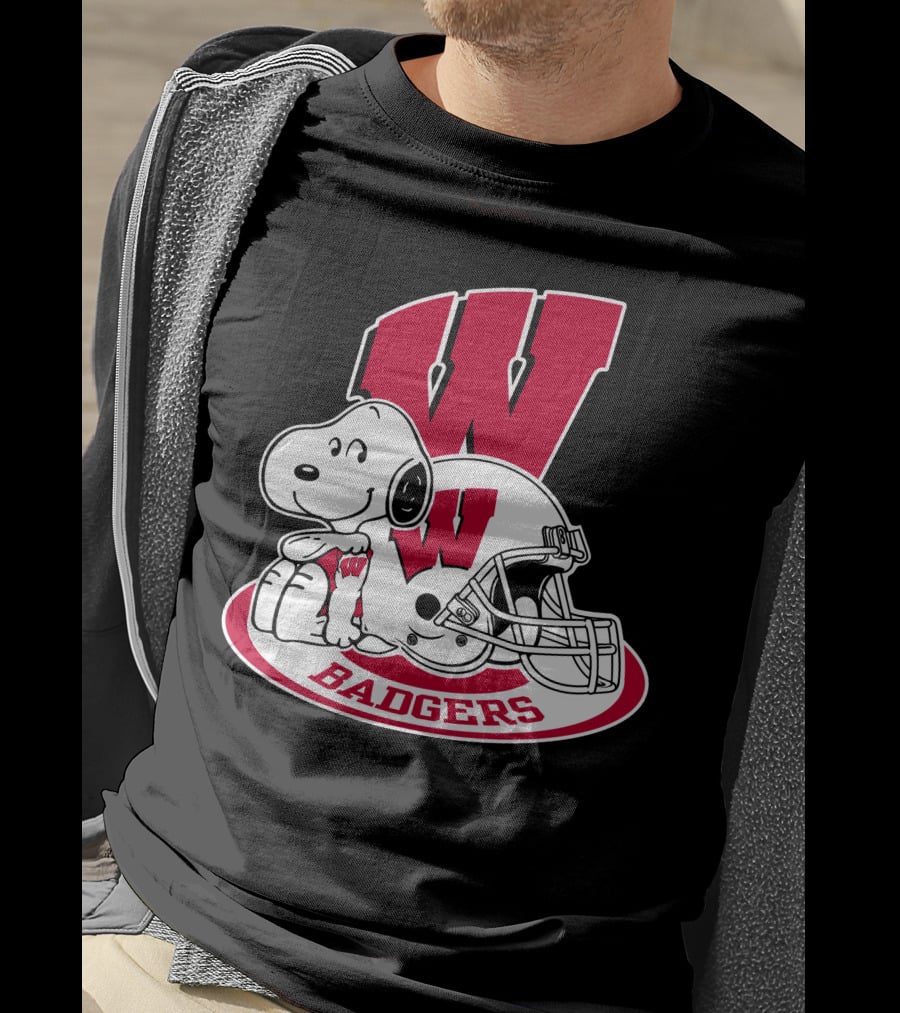 Wisconsin Badgers Snoopy Football Helmet T-Shirt
