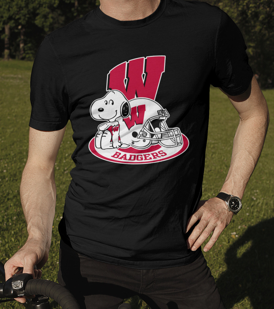 Wisconsin Badgers Snoopy Football Helmet T-Shirt