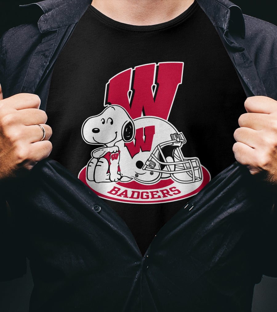 Wisconsin Badgers Snoopy Football Helmet T-Shirt