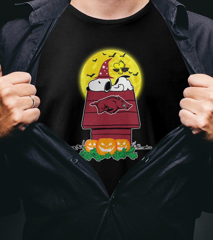 Arkansas Razorbacks Snoopy Woodstock Halloween Moon Pumpkins T-Shirt
