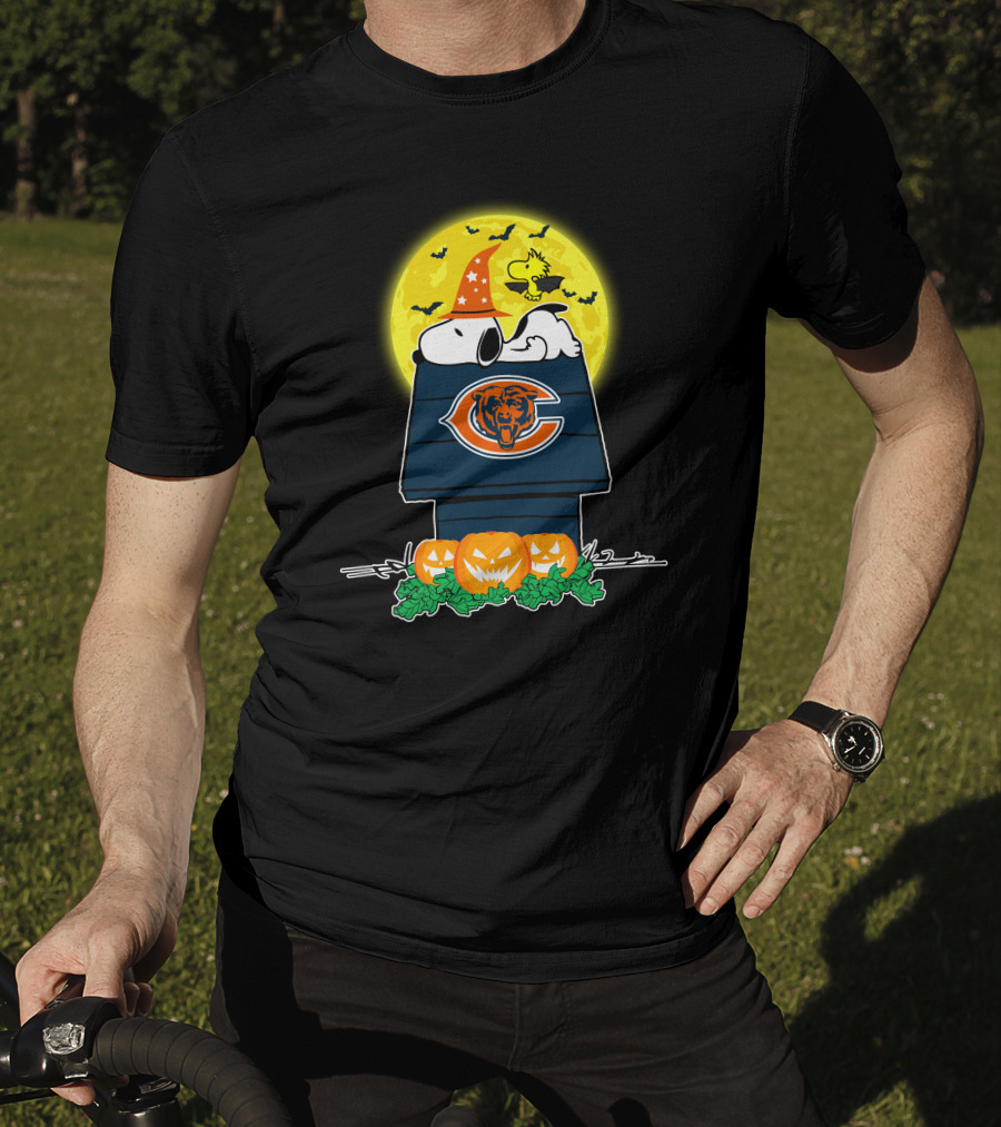 Snoopy And Woodstock With Chicago Bears Logo Halloween Scene T-Shirt